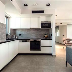 3 bedroom penthouse apartment with pool in Chania town, sleeps 6